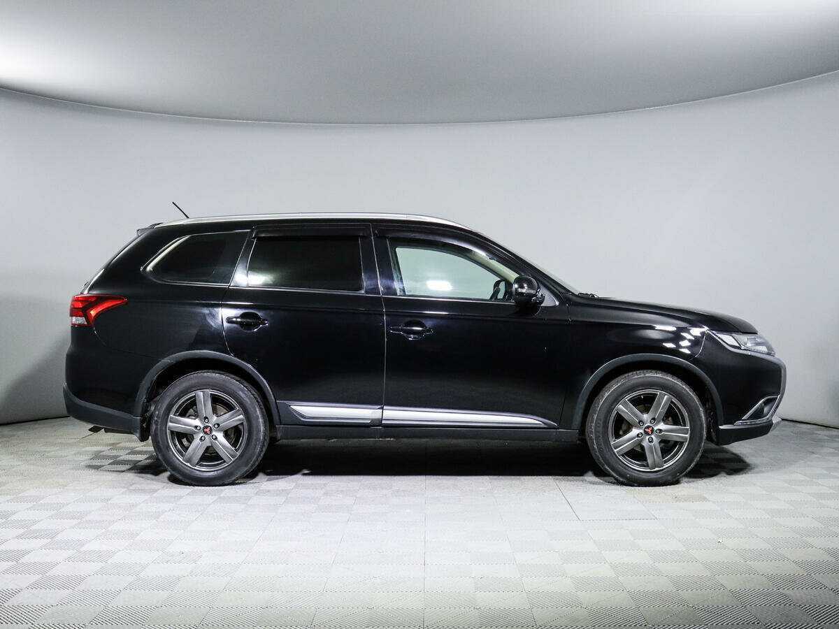 Б/У Митсубиши Оутлэндер 2016 года. Фото: #3