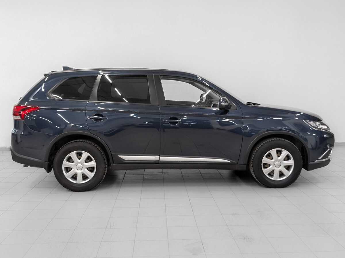 Б/У Митсубиши Оутлэндер 2017 года. Фото: #3