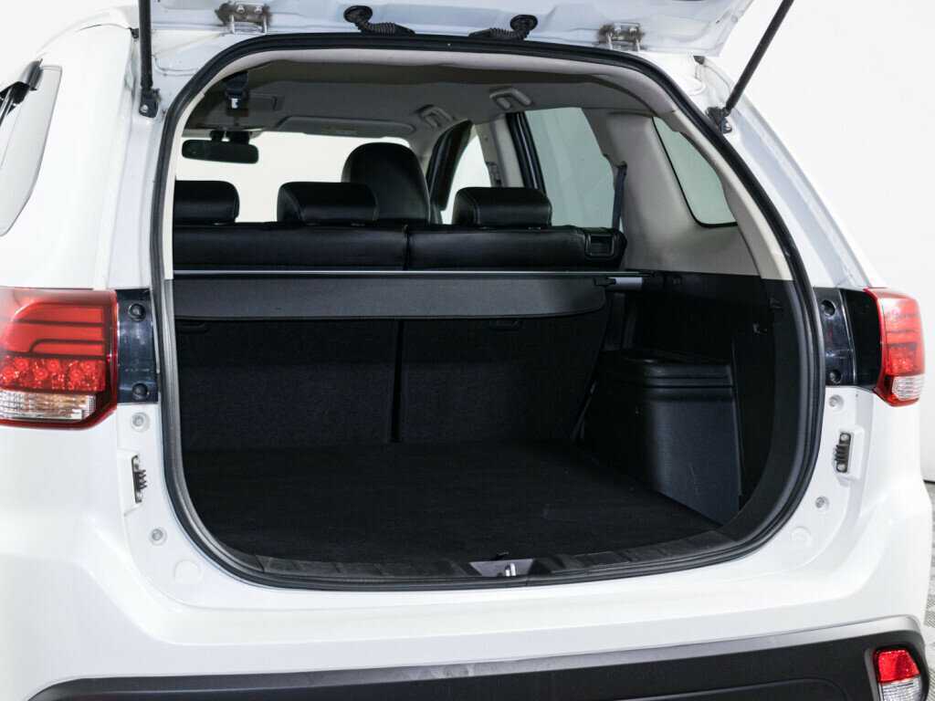 Б/У Митсубиши Оутлэндер 2015 года. Фото: #6