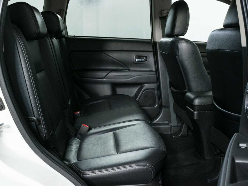 Б/У Митсубиши Оутлэндер 2015 года. Фото: #9